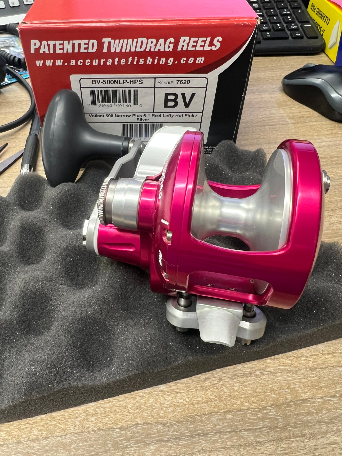 Accurate Boss Valiant 500 Narrow Plus Reel BV-500NLP-HPS Pink Silver Left-Hand