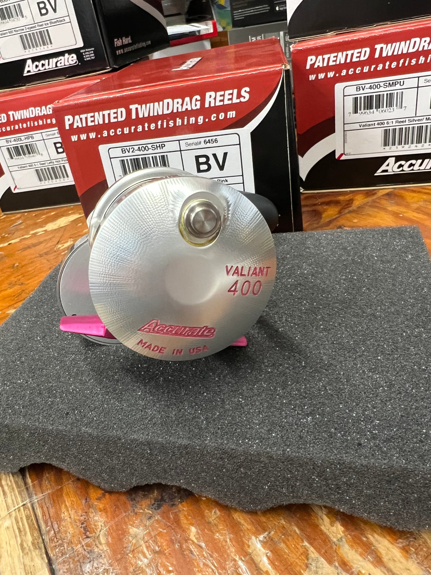 Accurate Boss Valiant BV2-400 2-Speed Lever Drag Reels Silver Hot Pink