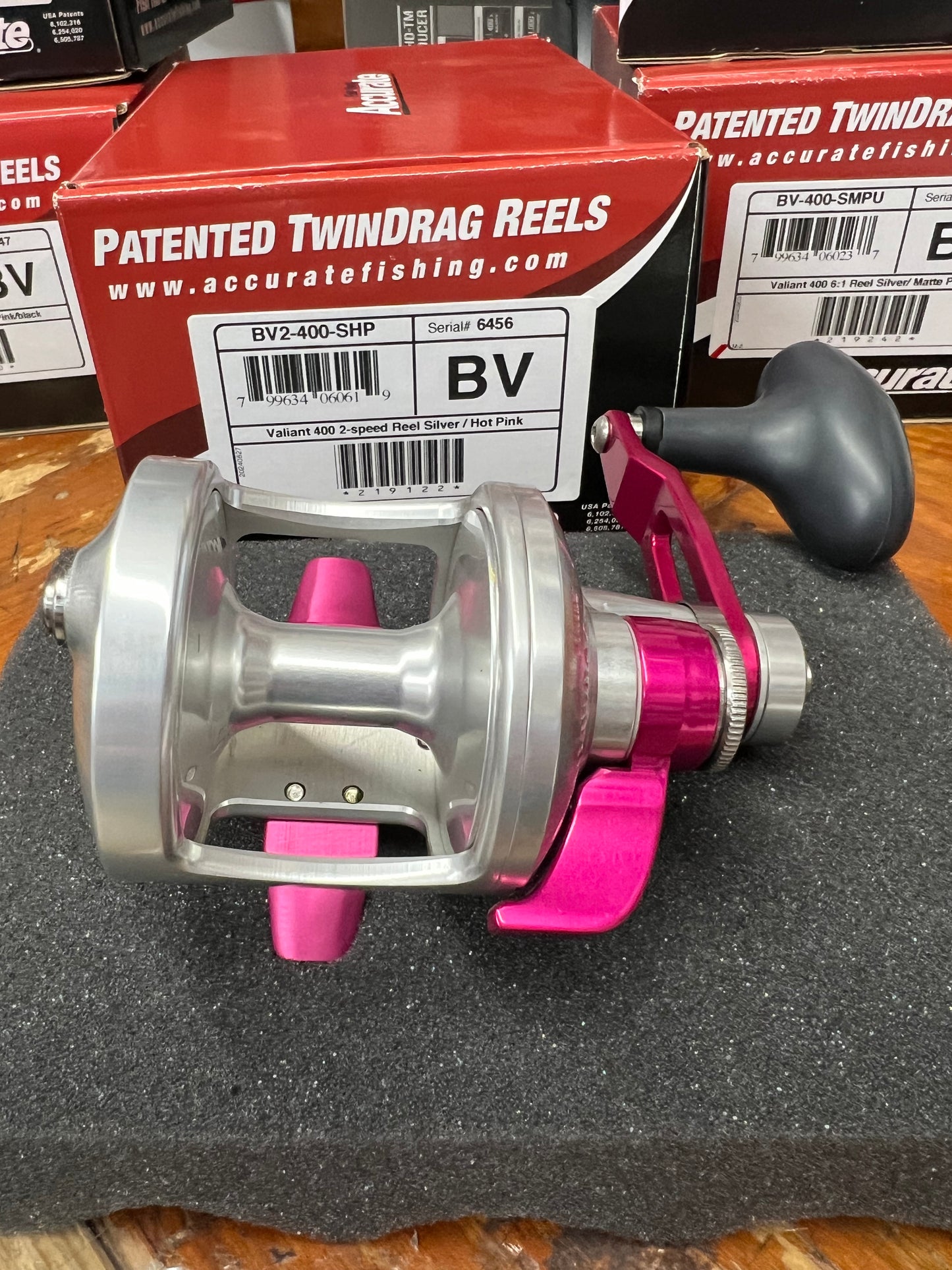 Accurate Boss Valiant BV2-400 2-Speed Lever Drag Reels Silver Hot Pink