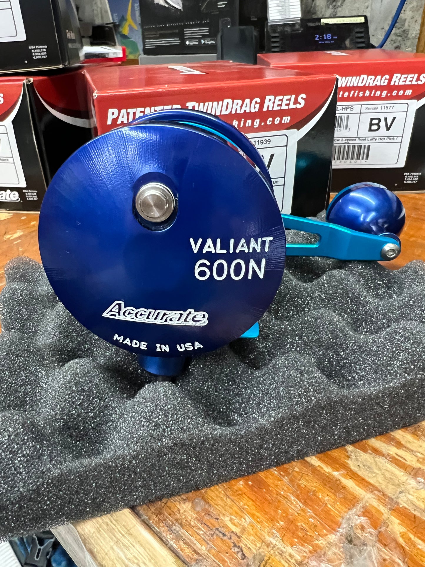 Accurate BV-600NL Boss Valiant Conventional Reel Lefty Blue / Ice Blue w/ Next-Gen Round Knob