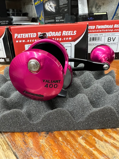 Accurate BV-400L Lefty Boss Valiant Conventional Reel -Hot Pink / Black w/  Next-Gen Round Knob