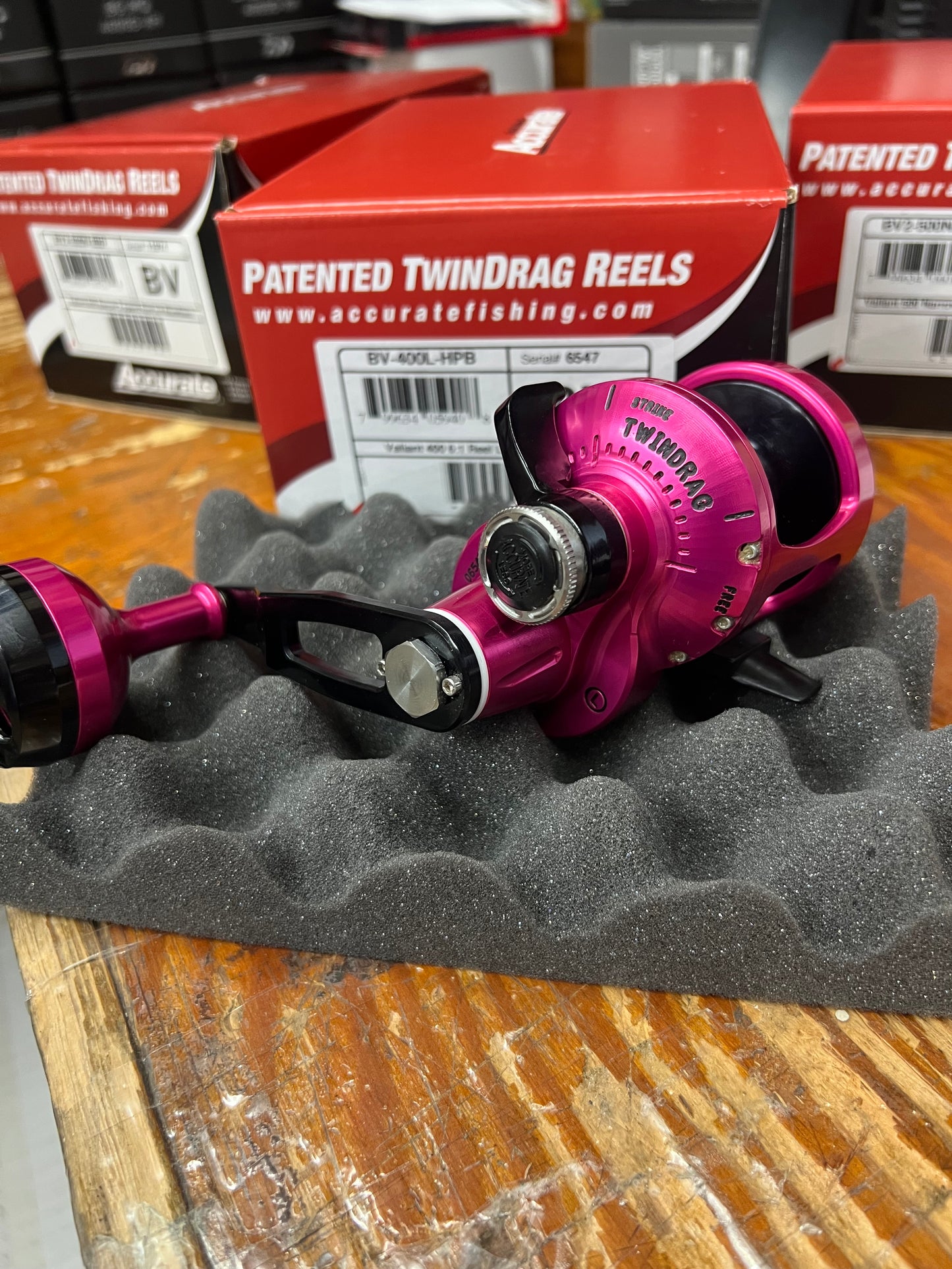 Accurate BV-400L Lefty Boss Valiant Conventional Reel -Hot Pink / Black w/  Next-Gen Round Knob