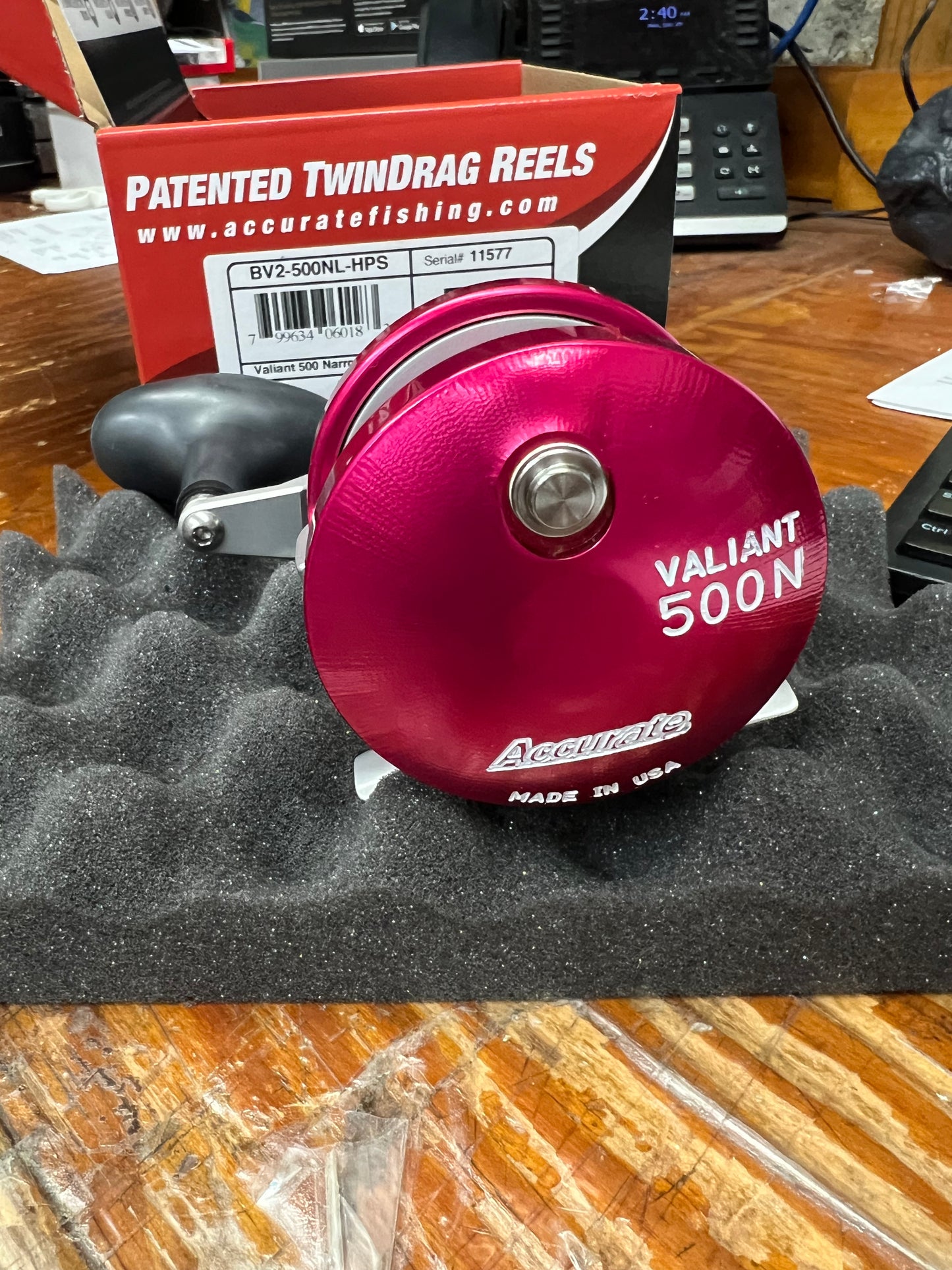 Accurate Boss Valiant BV2-500NL 2-Speed Lever Drag Reel Lefty Hot Pink / Silver