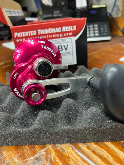 Accurate Boss Valiant BV2-500NL 2-Speed Lever Drag Reel Lefty Hot Pink / Silver