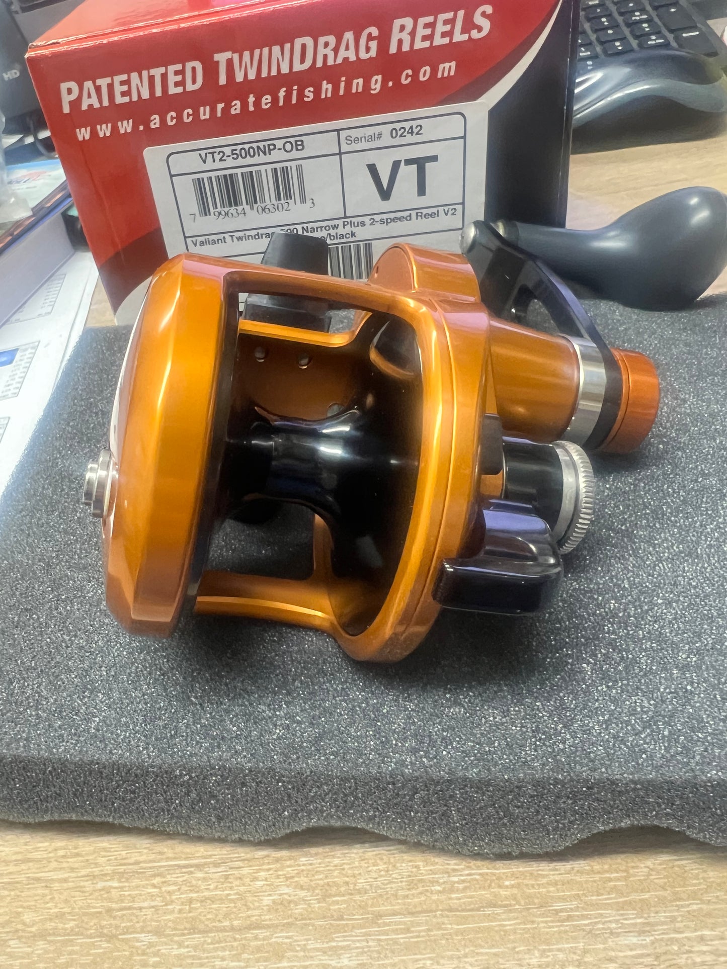 Accurate Valiant 2 VT2-500NP-OB 500 Narrow Plus 2-Speed Custom Orange Black Reel