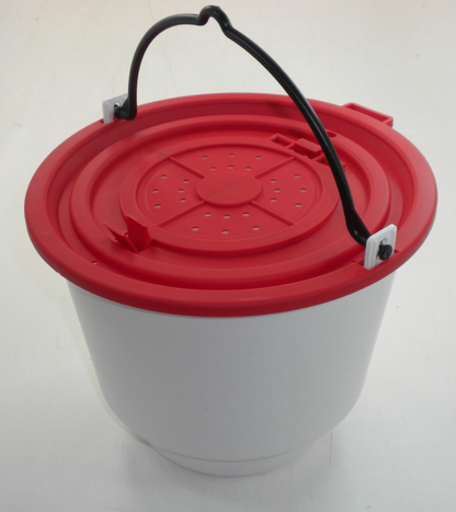 Challenge 10 Quart 2 Piece Bait Bucket With Lid