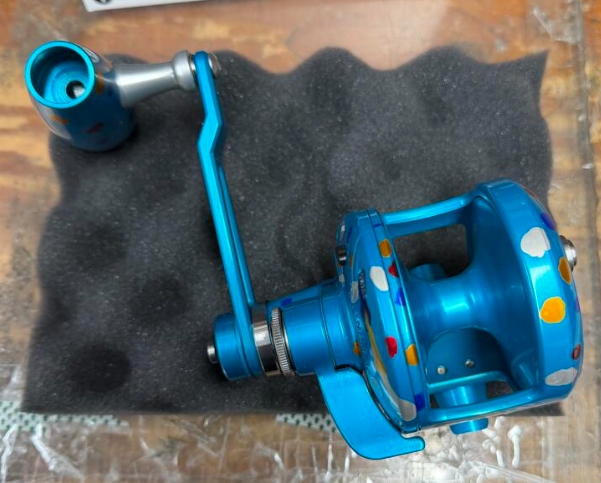 Accurate VT2-500NLP-FP Valiant 2 500 Narrow Plus 2-Speed Reel Fruity Pebbles Left SPJ Handle