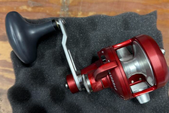 Accurate VT2-300CL-MRS Valiant 2 300 2-Speed Reel Red Silver Left Hand W/ Clicker