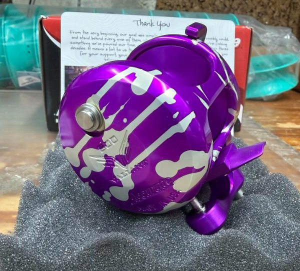 Accurate VT2-500-PSLINE Valiant Twindrag 500 2-Speed Conventional Reel Purple Silver Lines Right Hand