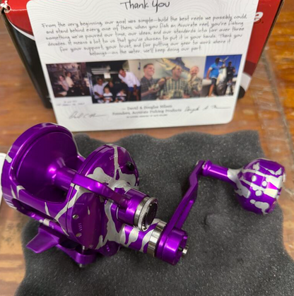Accurate VT2-500-PSLINE Valiant Twindrag 500 2-Speed Conventional Reel Purple Silver Lines Right Hand