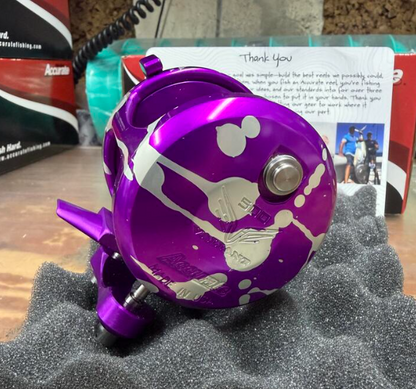 Accurate VT2-500L-PSLINE Valiant Twindrag 500 2-Speed Conventional Reel Purple Silver Lines Left Hand