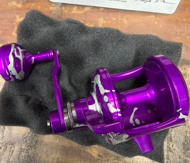 Accurate VT2-500L-PSLINE Valiant Twindrag 500 2-Speed Conventional Reel Purple Silver Lines Left Hand