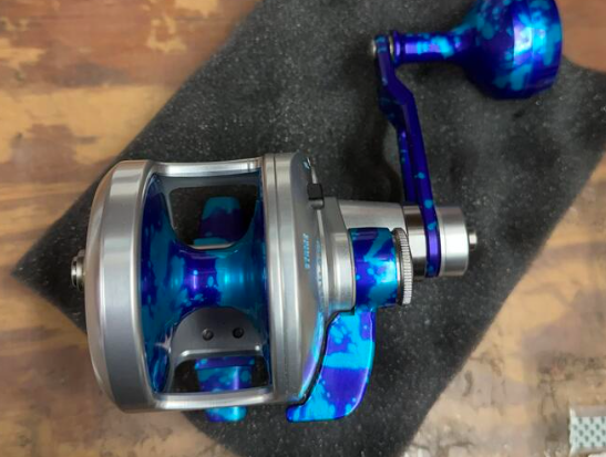 Accurate VT2-500NP-SPICA Valiant Twindrag 500 Narrow Plus 2-Speed Conventional Reel Silver Purple/Ice Blue Camo Accent Right Hand