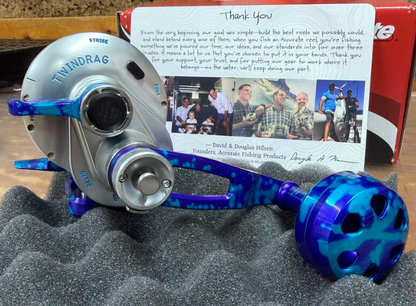 Accurate VT2-500NP-SPICA Valiant Twindrag 500 Narrow Plus 2-Speed Conventional Reel Silver Purple/Ice Blue Camo Accent Right Hand